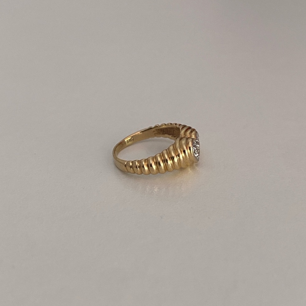 Vintage 14K Yellow Gold Heart Ring w/ Trio of Diamonds set in White Gold - Picture 5 of 9